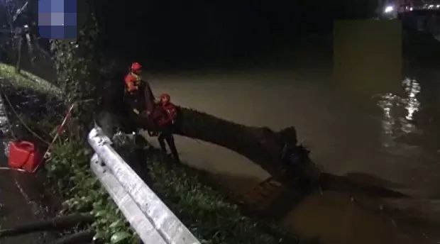 暴雨引发洪水意大利多名被困人员获救