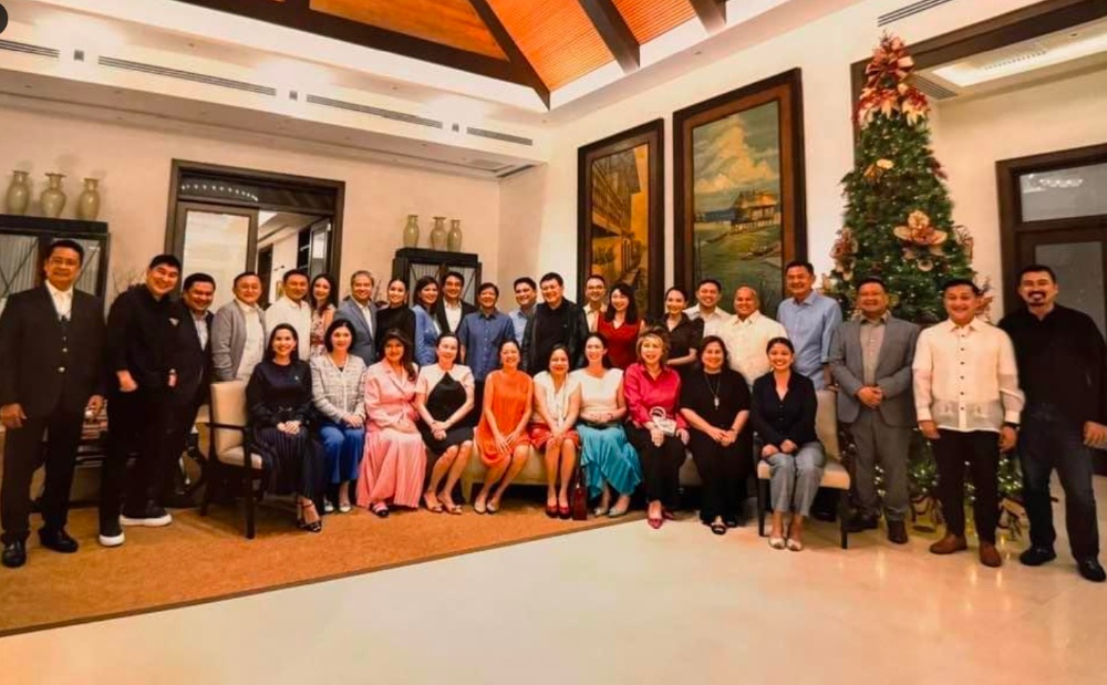菲律宾总统与夫人宴请参议员