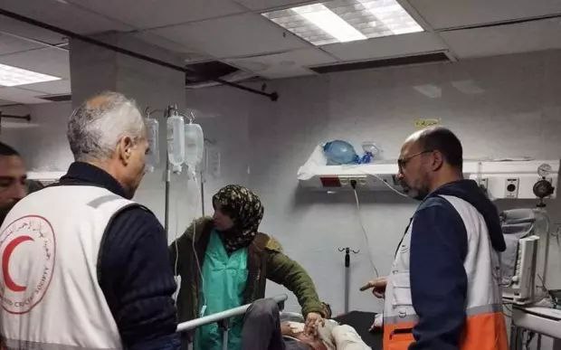 以军强迫加沙医护人员脱衣阻拦患者疏散